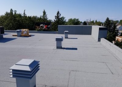 Service de toiture commercial en membrane élastomère à Longueuil, Boucherville, Brossard, Saint-Hubert et sur la Rive-Sud de Montréal / Couvreur Rive Sud
